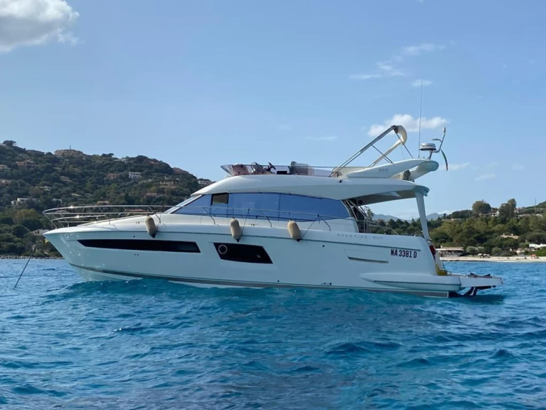 Hire Luxury Yacht Prestige with a boat licence