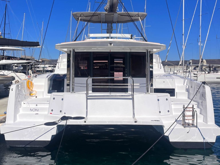 Hire a Bali Bali 4.6 (owner's version) Lávrio