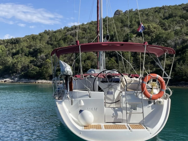 Hire a Bénéteau Oceanis 411 Celebration Omiš