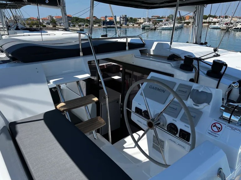 Catamaran hire in Pula - Fountaine Pajot Astrea 42
