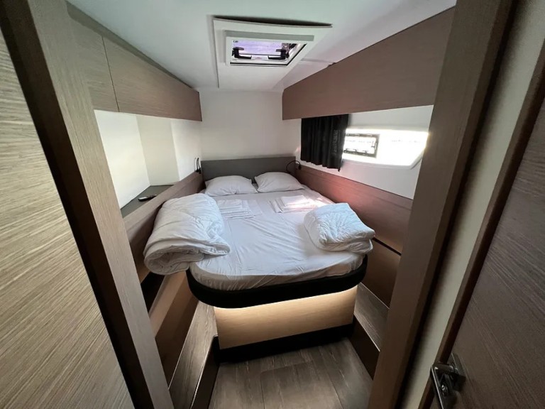 Hire Catamaran Fountaine Pajot with a boat licence