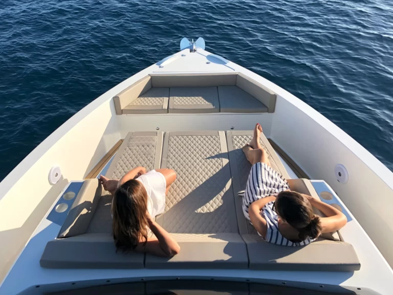 Hire Motorboat DEANTONIO YACHTS with a boat licence