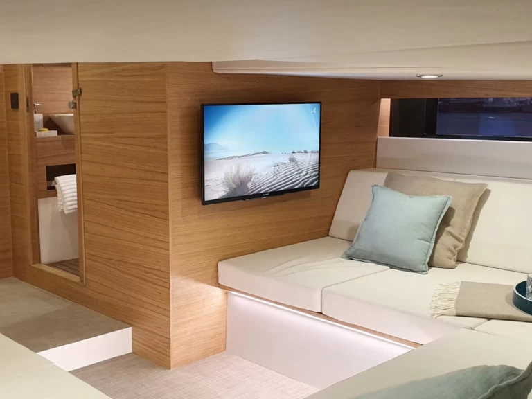 Hire a DEANTONIO YACHTS D42 Dénia