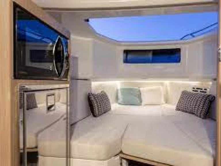 Hire Luxury Yacht with or without skipper Jeanneau Antibes