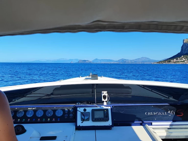 Hire Motorboat Profilemarine with a boat licence