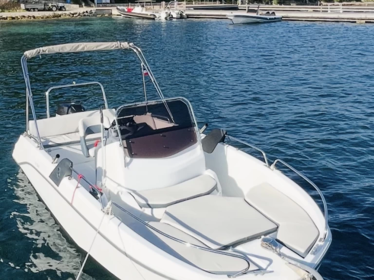 Hire Motorboat with or without skipper Jeanneau Antibes