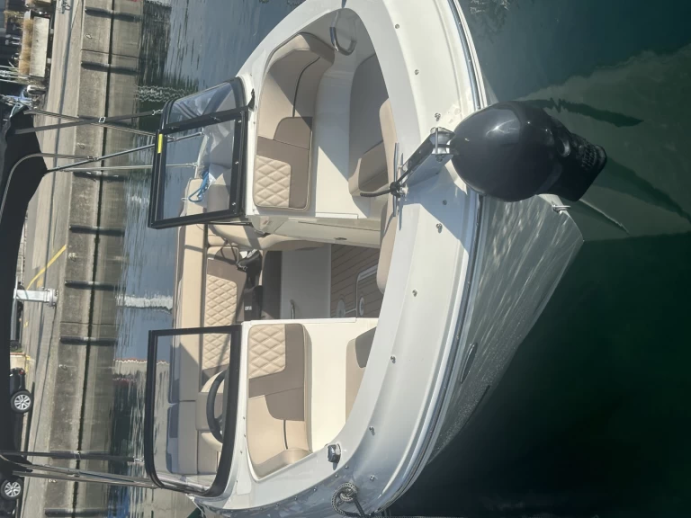 Motorboat to hire Lausanne at the best price