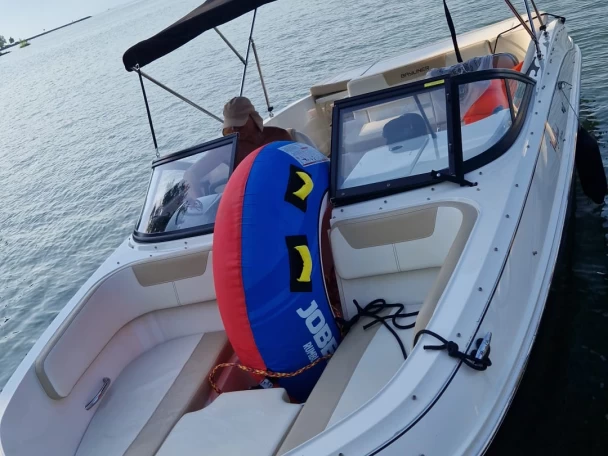 Bayliner VR4 charter bareboat or skippered in  Lausanne