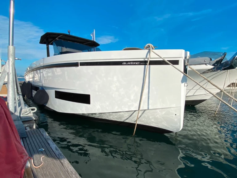 Hire Motorboat De Antonio with a boat licence