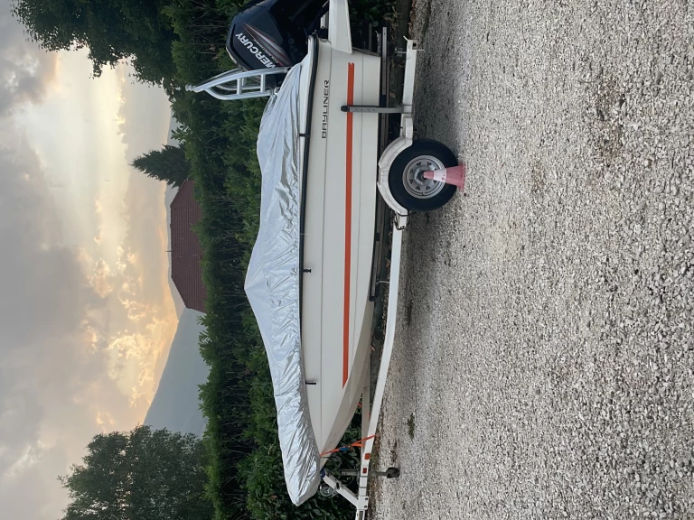 Motorboat hire in Conjux - Bayliner Element E5