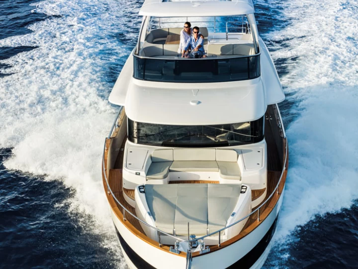 Hire Motorboat Azimut with a boat licence