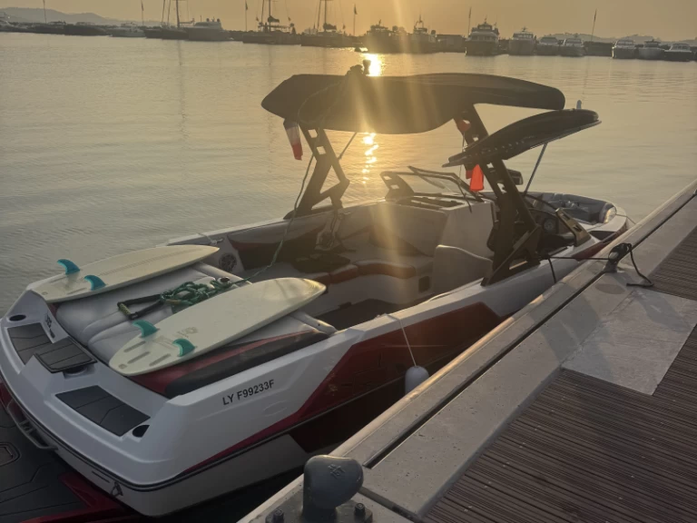 Hire a Malibu AXIS T22 Port des Marines de Cogolin