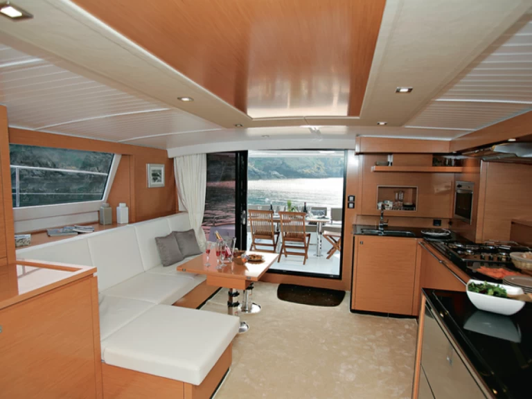 Hire Catamaran Fountaine Pajot with a boat licence