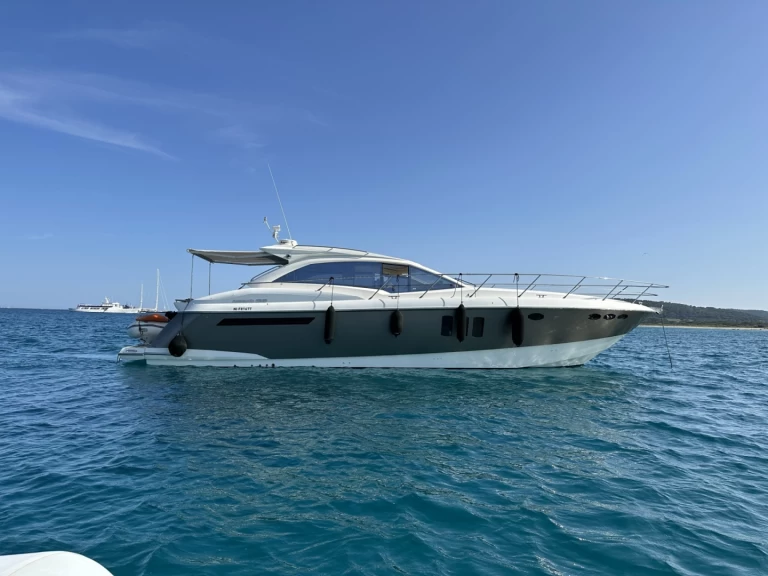 Luxury Yacht to hire Saint-Raphaël at the best price