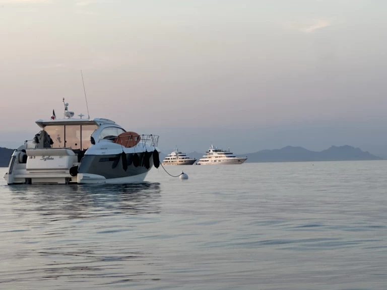 Yacht hire Saint-Raphaël cheap ABSOLUTE 52