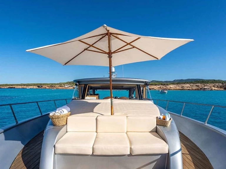 Hire Luxury Yacht Lobster with a boat licence