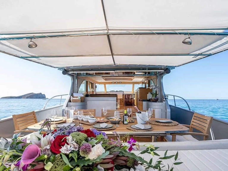 Yacht charter Dénia - Lobster 62 on SamBoat