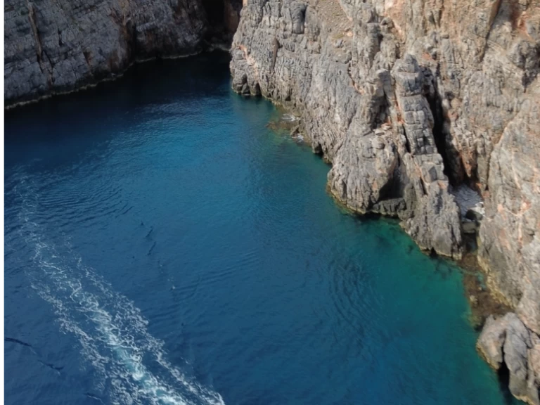 Hire Motorboat Poseidon with a boat licence