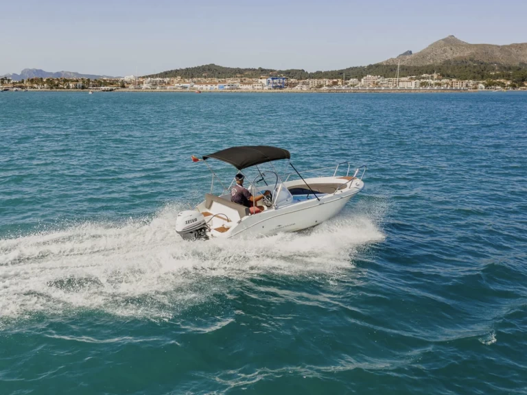 Hire Motorboat Oceanmaster with a boat licence