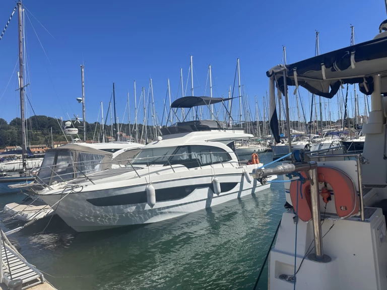 Hire a Bénéteau Antares 11.20 Fly Saint-Mandrier-sur-Mer