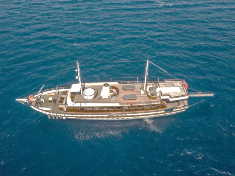 Hire Luxury Yacht Custom Made with a boat licence