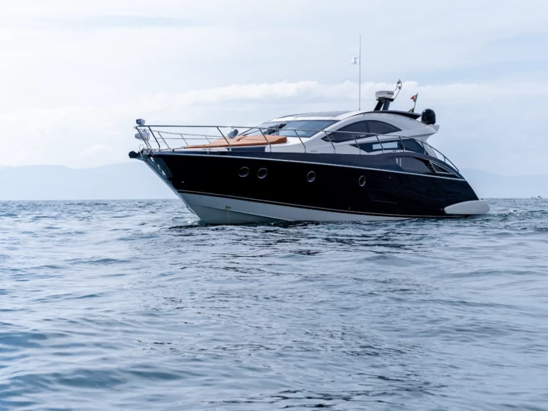 Hire Luxury Yacht Marquis with a boat licence