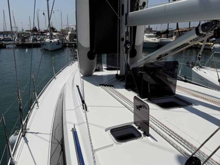 Hire Sailboat Bavaria with a boat licence