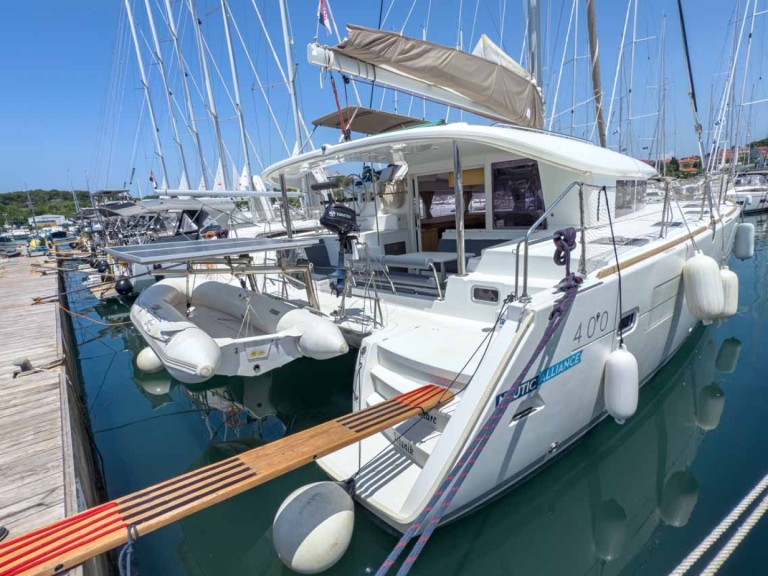 Catamaran hire in Pula - Lagoon Lagoon 400 S2