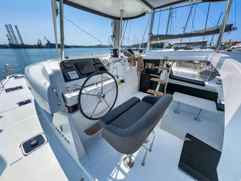 Catamaran to hire Pula at the best price
