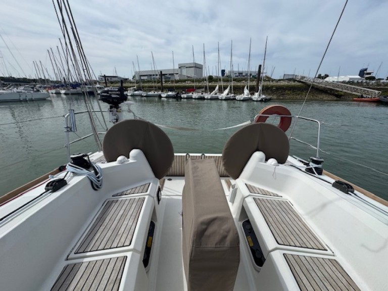 Charter a SUN ODYSSEY 349 QR 2016 SUN ODYSSEY 349 QR 2016 in La Rochelle on Samboat