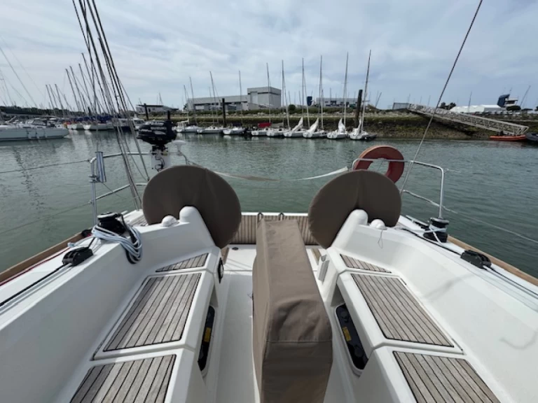 Charter a SUN ODYSSEY 349 QR 2016 SUN ODYSSEY 349 QR 2016 in La Rochelle on Samboat