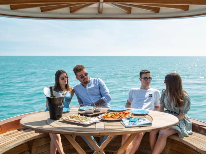 Hire Motorboat Jeanneau with a boat licence