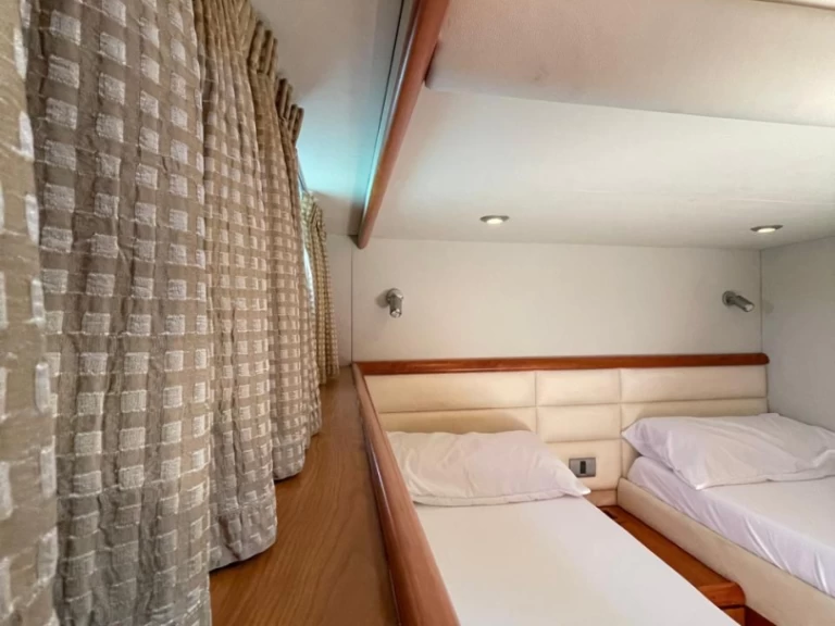 Luxury Yacht hire in Vlorë - Sunseeker Manhattan 56