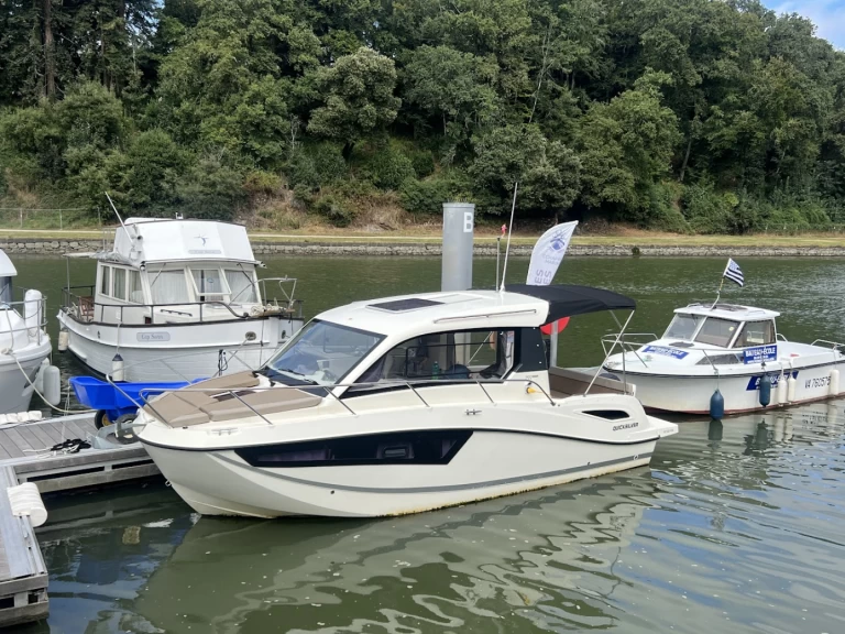 Hire Motorboat Quicksilver with a boat licence
