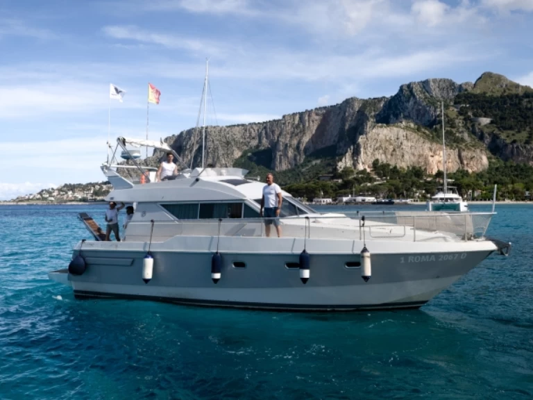 Hire a Mochi Craft Mochi Craft 42 Fly La Cala (porto Palermo)