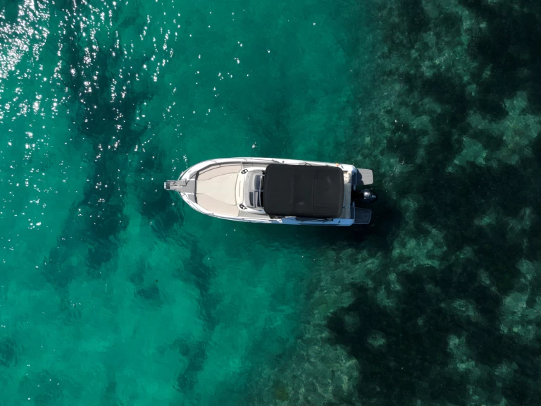 Hire Motorboat Karnic with a boat licence