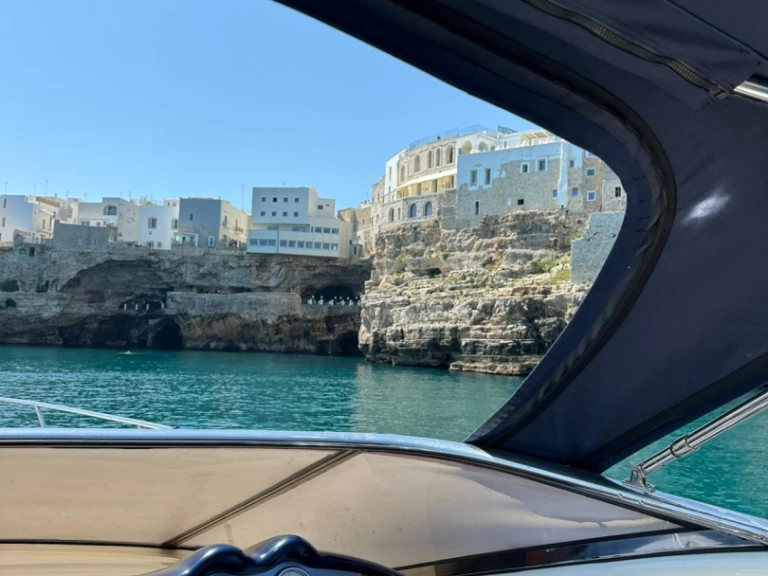 Hire Motorboat Ferretti with a boat licence