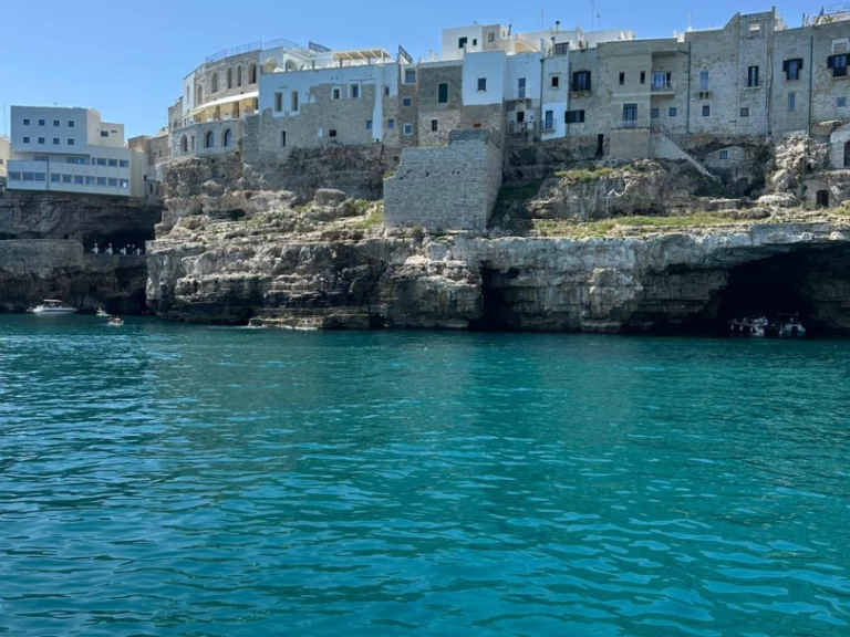 Motorboat to hire Polignano a Mare at the best price