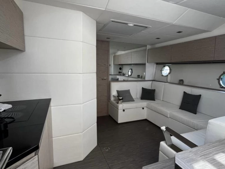 Yacht hire Capri cheap Parana 38