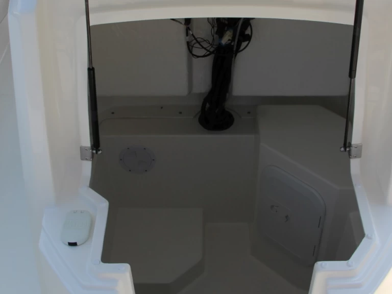 Hire a Marlin Boat Dynamic 790 pro Split Ferry Port