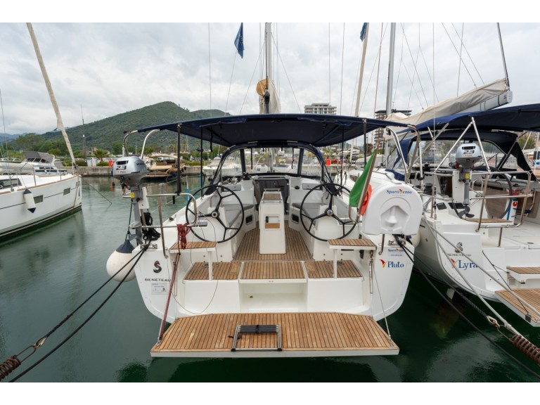 Hire a Bénéteau Oceanis 34.1 Salerno