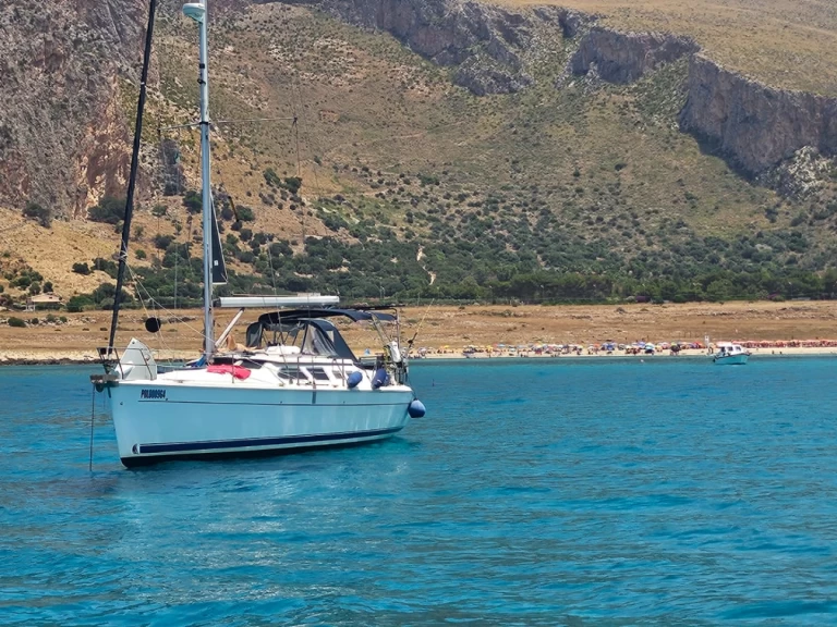 Hire a Hunter Hunter 41 DS Palermo