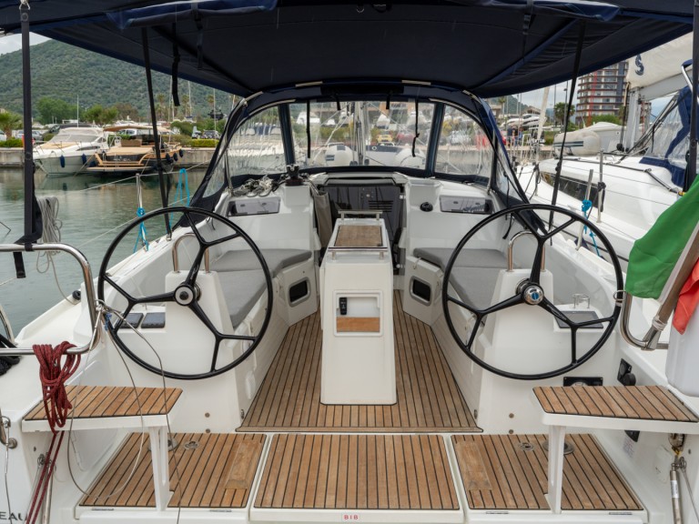Hire a Bénéteau Oceanis 34.1 Salerno