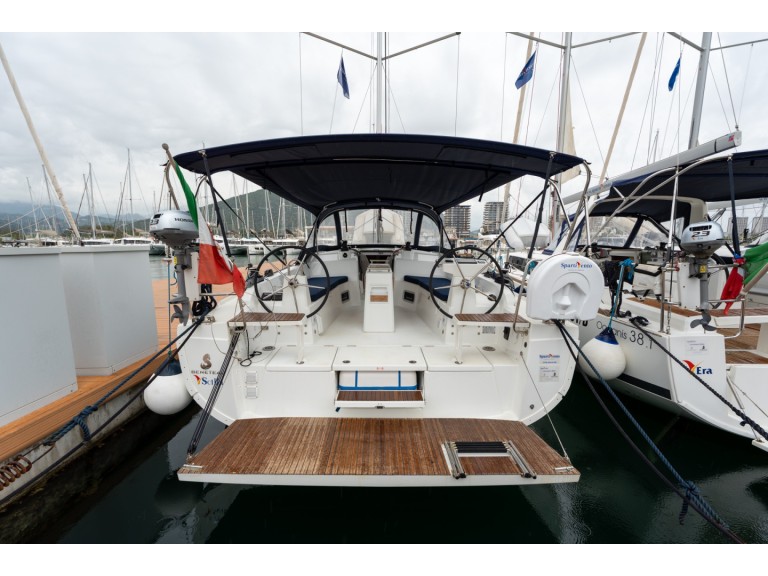 Sailboat hire in Salerno - Bénéteau Oceanis 37.1