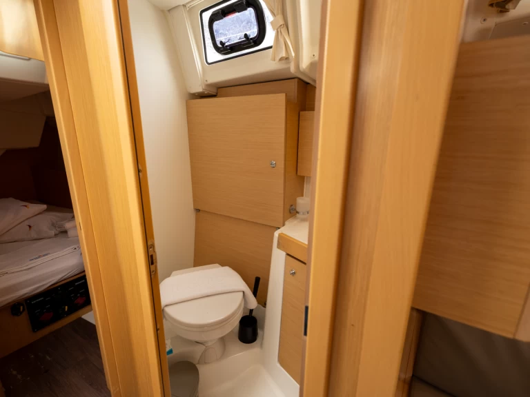 Hire a Bénéteau Oceanis 38.1 Salerno