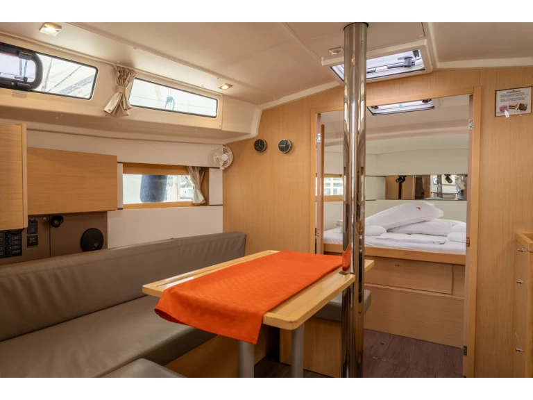 Sailboat hire in Salerno - Bénéteau Oceanis 38.1
