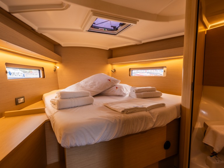 Charter a Bénéteau Oceanis 40.1 in Salerno on Samboat