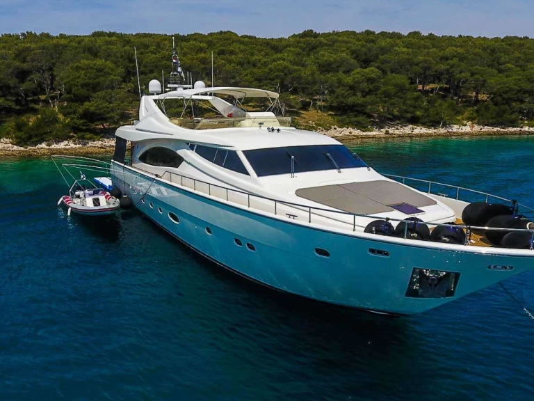 Hire Luxury Yacht Ferretti with a boat licence