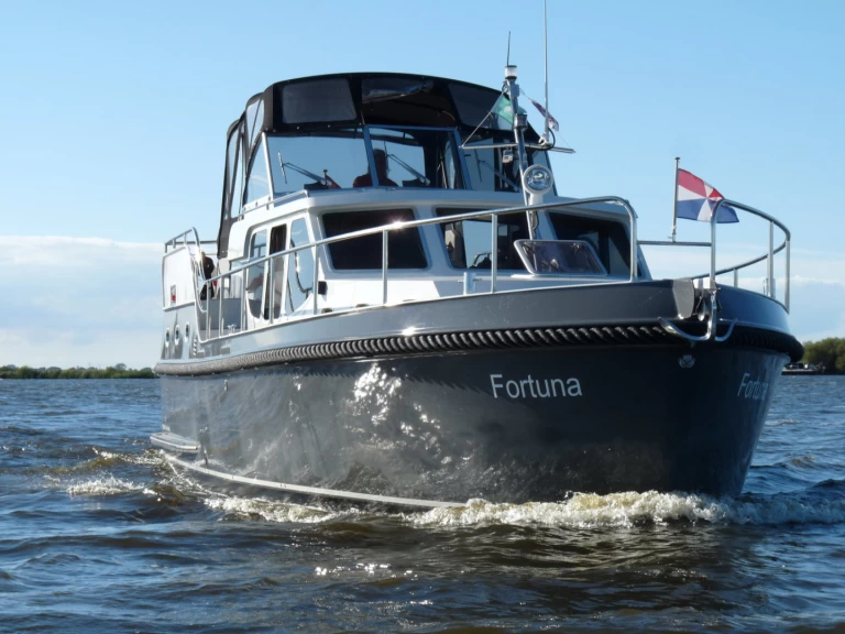 Motorboat to hire Akkrum at the best price