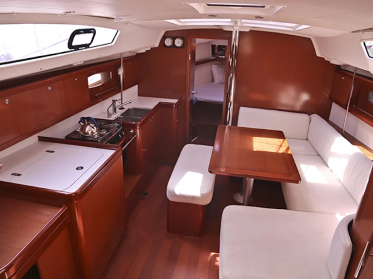 Bénéteau Oceanis 40 charter bareboat or skippered in  Kiáto